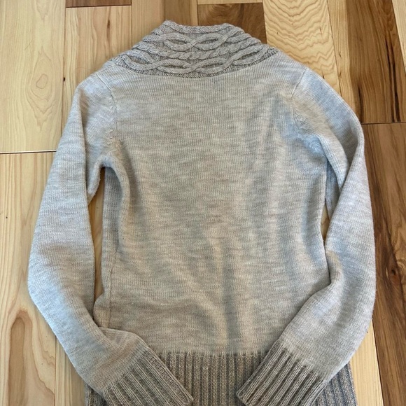 Cozy Y2K sweater with front button detailing - Picture 4 of 4